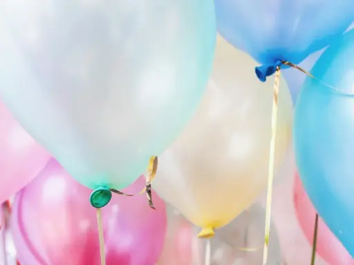 Palloncini colorati, pronti per giochi e feste.