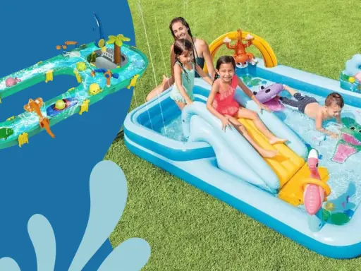 Bambini felici si divertono con giochi d'acqua in una piscina gonfiabile e un circuito acquatico con paperelle e barchette.