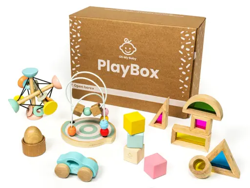 Scatola PlayBox con giochi di precisione in legno: macchinina, abaco, blocchi colorati e forme trasparenti per stimolare la creatività.