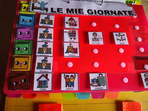 Un'agenda visiva per l'autismo con icone per scuola, sport, spesa, medico, parco, festa, casa, amici e viaggio.
