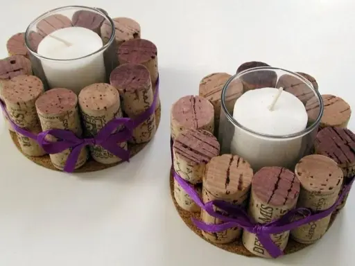 Idee creative: cosa fare con i tappi di sughero per creare portacandele decorativi con nastri viola.