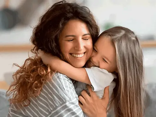 Un abbraccio pieno d'amore tra madre e figlia. Le loro risate riempiono l'aria, un momento prezioso per a mia figlia frasi brevi.