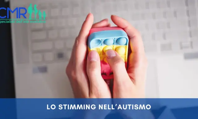 Mani che premono un giocattolo pop-it colorato, un esempio di stimming cos'è, utile per l'autismo.