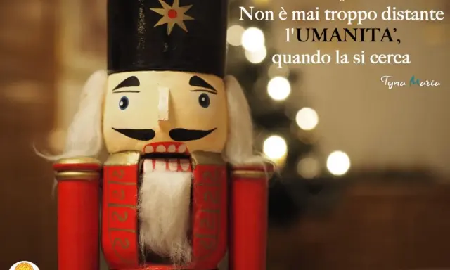 Primo piano di uno schiaccianoci con citazione: "Non è mai troppo distante l'umanità, quando la si cerca".