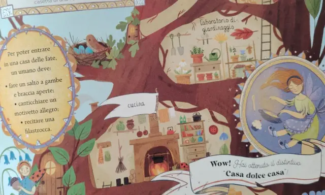 Illustrazione di una casa sull'albero con cucina, laboratorio di giardinaggio e una fata che cucina. Un gatto magico osserva da un ramo.