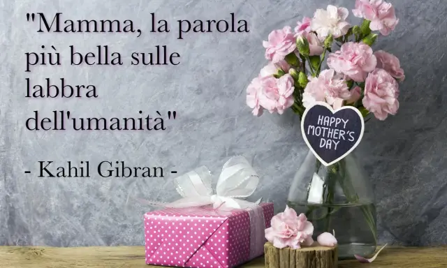 Un regalo rosa a pois e fiori rosa per la festa della mamma, con la frase "Mamma, la parola più bella sulle labbra dell'umanità".