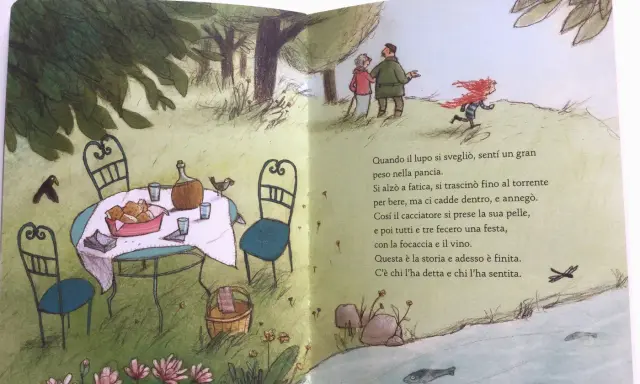 Illustrazione di fiabe famose: un tavolo apparecchiato in giardino, un fiume con pesci e personaggi che corrono.