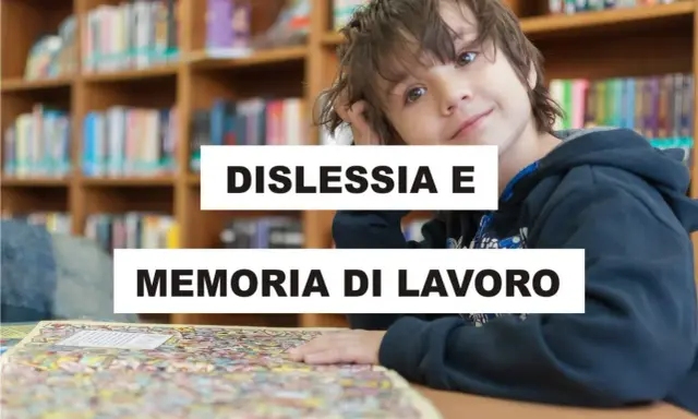 Ragazzo sorridente in biblioteca, con testo "Dislessia e memoria di lavoro".