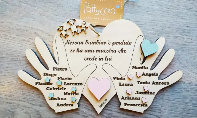 Regalo per maestre: mani di legno con nomi di bambini e la frase "Nessun bambino è perduto se ha una maestra che crede in lui".