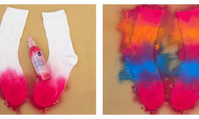 Calzini bianchi trasformati con spray colorati: un'esplosione di rosa, arancione e blu. Un modo creativo per dipingere su stoffa con tempere spray.