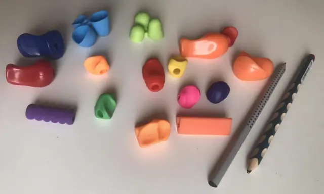 Variopinti ausili per scrivere e giochi per migliorare l'impugnatura, pensati per rendere la presa più comoda e divertente.