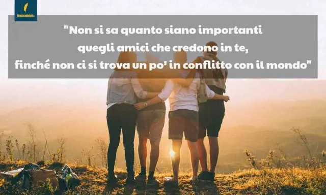 Quattro amici abbracciati al tramonto, un'immagine che evoca le migliori frasi amicizia. La vera forza si rivela nei momenti difficili.