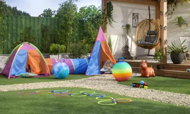 Tenda colorata, tunnel, palloni giganti e cerchi per un pomeriggio di giochi da fare in giardino.