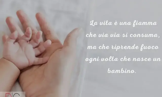 Mano adulta che tiene delicatamente la mano di un neonato, con una citazione ispiratrice che ricorda le frasi nascita famose.