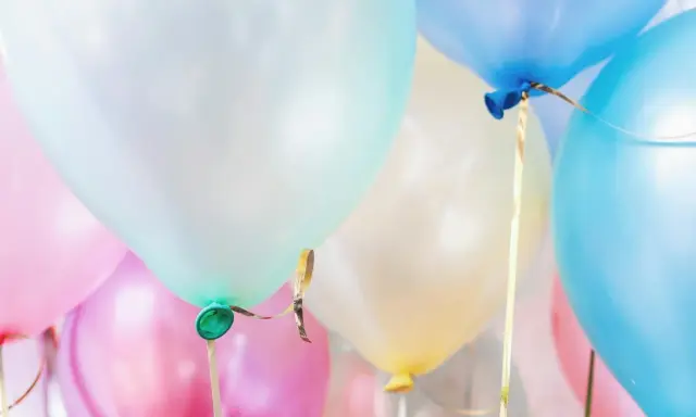 Palloncini colorati, pronti per giochi e feste.