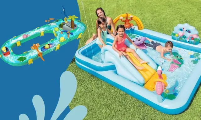 Bambini felici si divertono con giochi d'acqua in una piscina gonfiabile e un circuito acquatico con paperelle e barchette.
