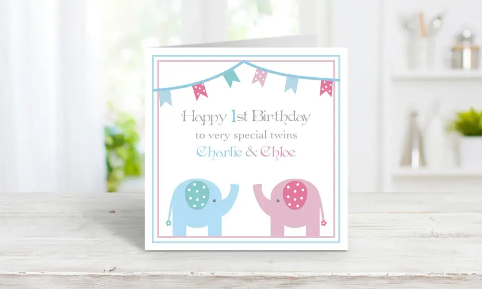 Biglietto di auguri per il doppio buon compleanno gemelli, con elefanti rosa e azzurri e festoni.
