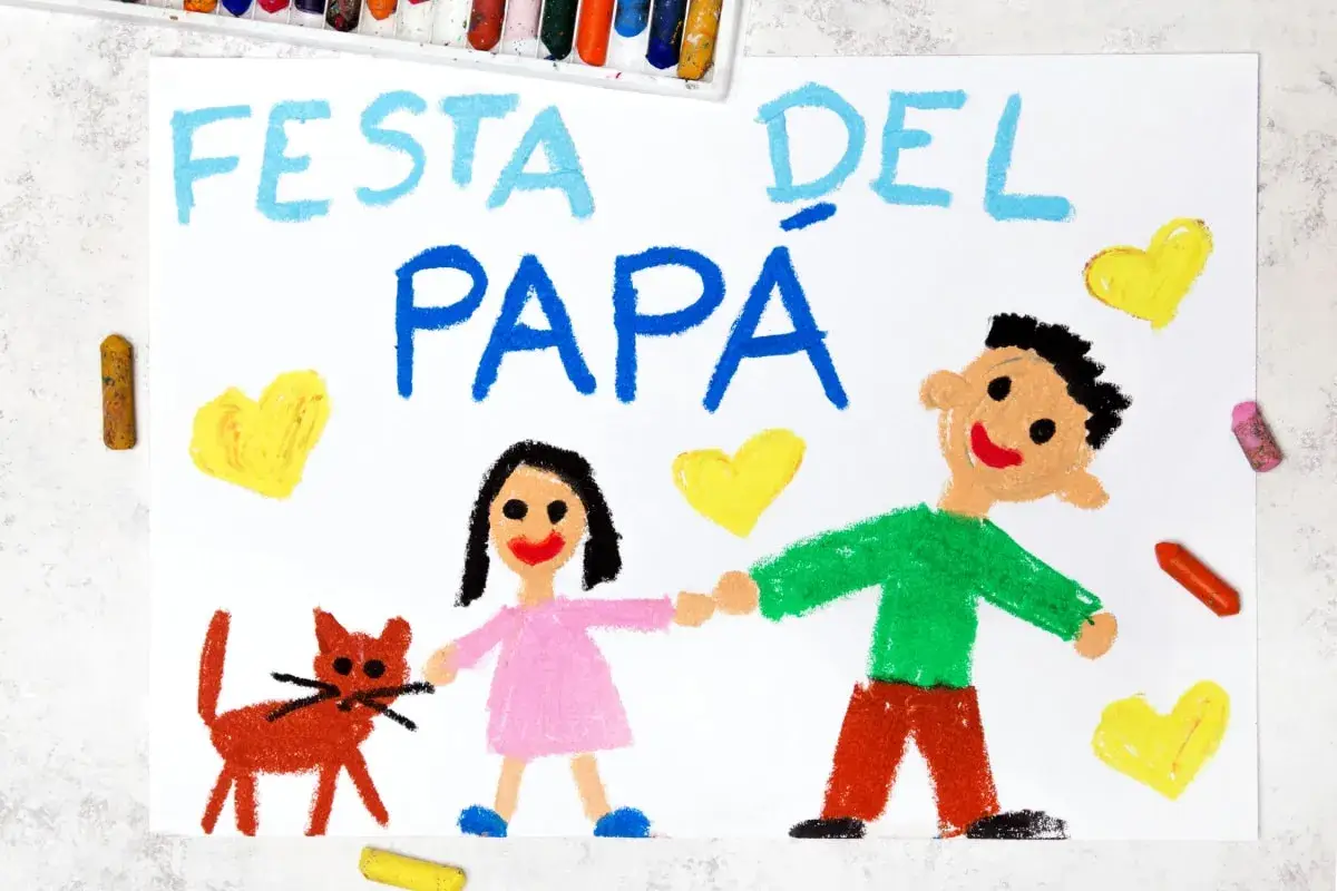 Disegno per la Festa del Papà: "Festa del Papà" scritto in azzurro e blu, con un bambino, una bambina e un gatto. Perfetto per lavoretti per la festa del papà facili.