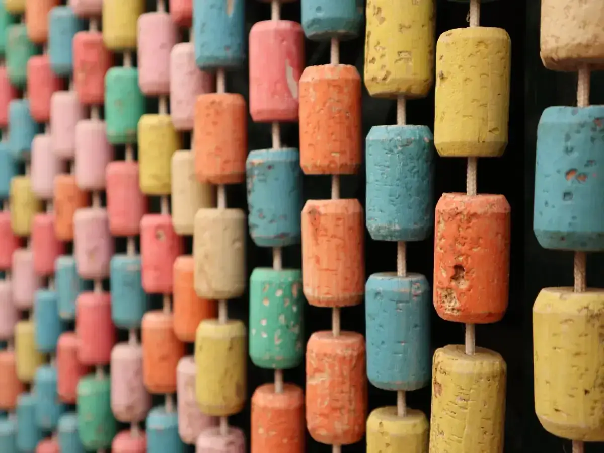 Coloratissimi tappi di sughero, un'idea creativa per cosa fare con i tappi di sughero, decorano una parete in modo allegro.