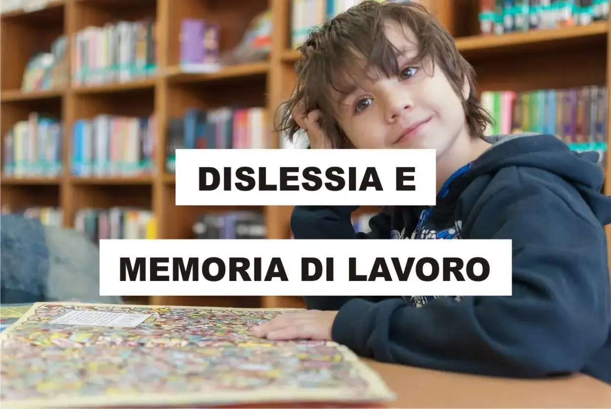 Ragazzo sorridente in biblioteca, con testi su dislessia e memoria di lavoro.