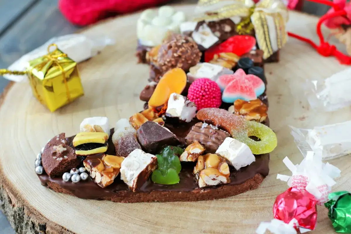 Un calzino della Befana pieno di dolciumi e cioccolatini, un'idea per auguri befana divertenti e golosi.