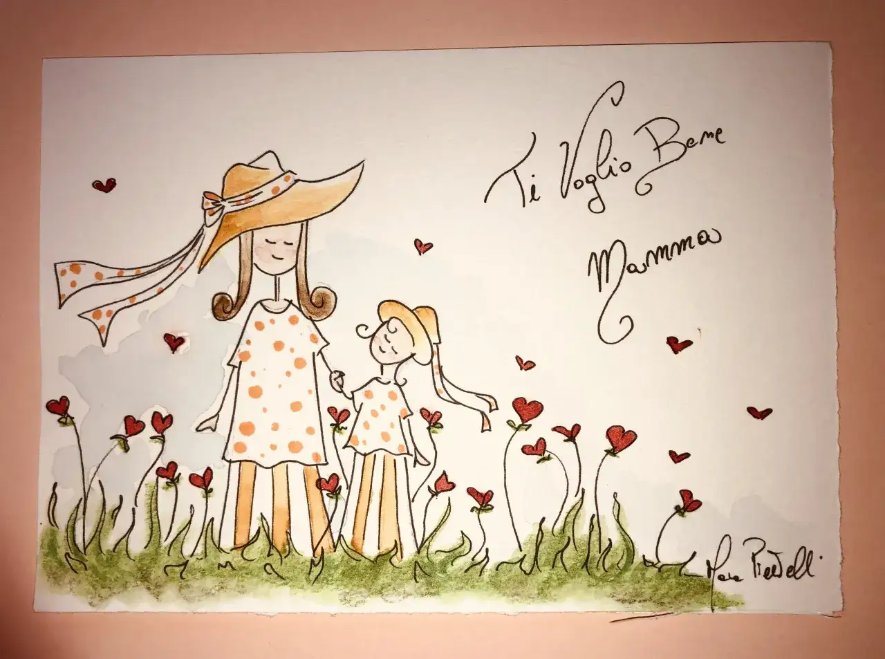 Un disegno acquerellato di mamma e figlia in un prato fiorito, con cuoricini rossi ovunque. 