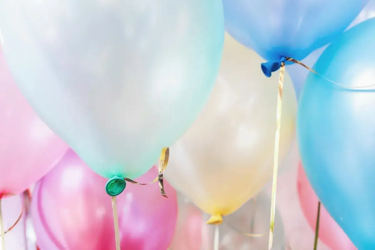 Palloncini colorati, pronti per giochi e feste. Un arcobaleno di gioia in attesa di volare.