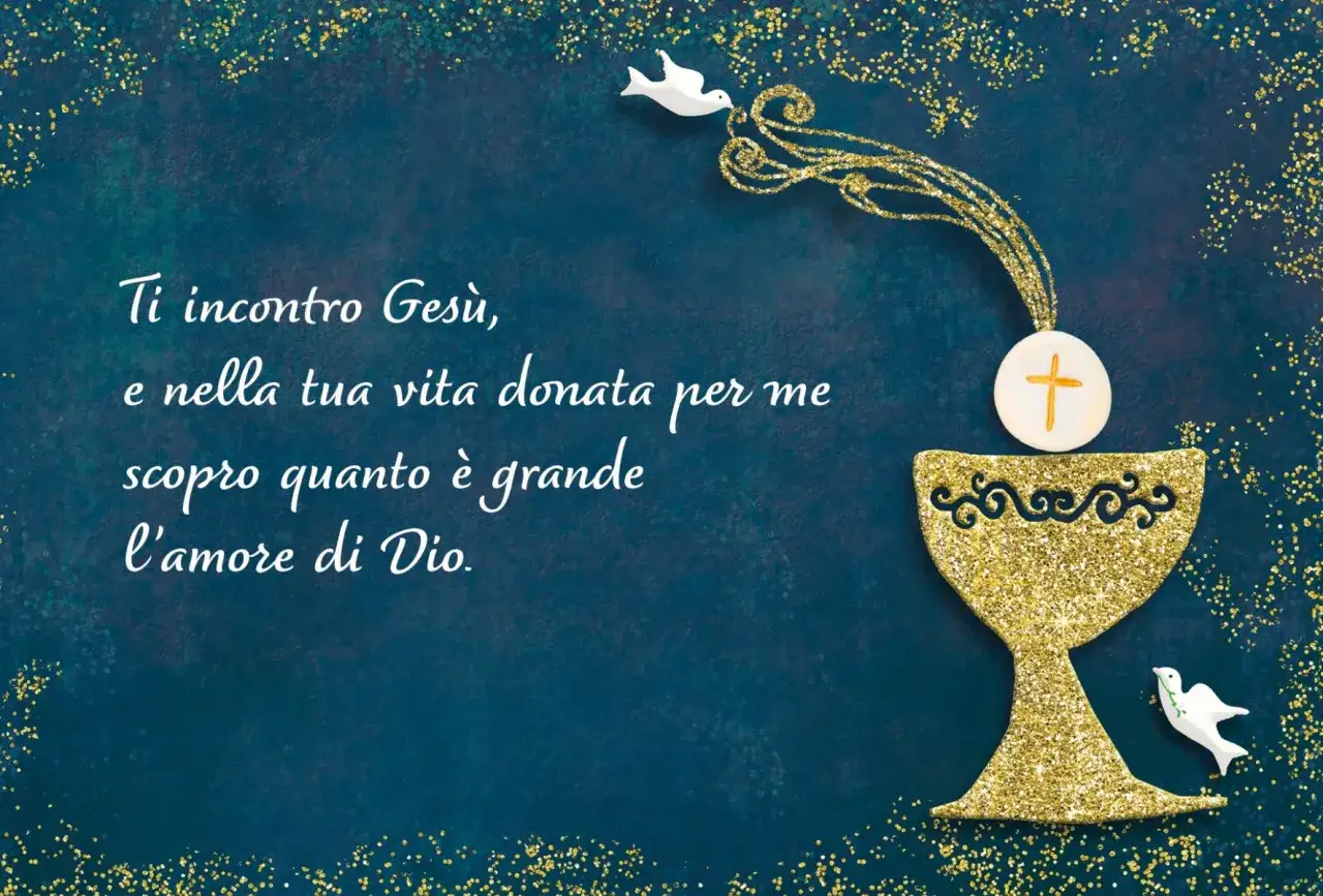 Frasi prima comunione: calice dorato, ostia con croce, colomba e testo sacro. Un augurio di fede e amore.