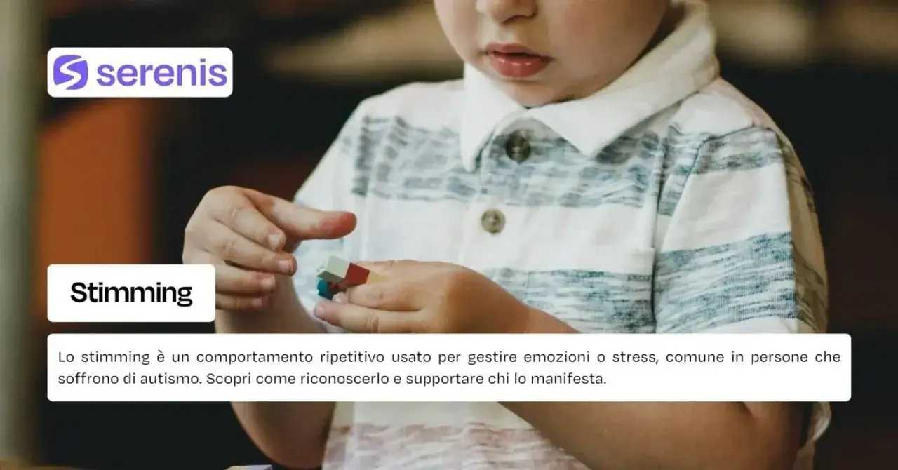 Bambino con autismo che fa stimming, manipolando piccoli blocchi colorati. Il testo spiega cos'è lo stimming.