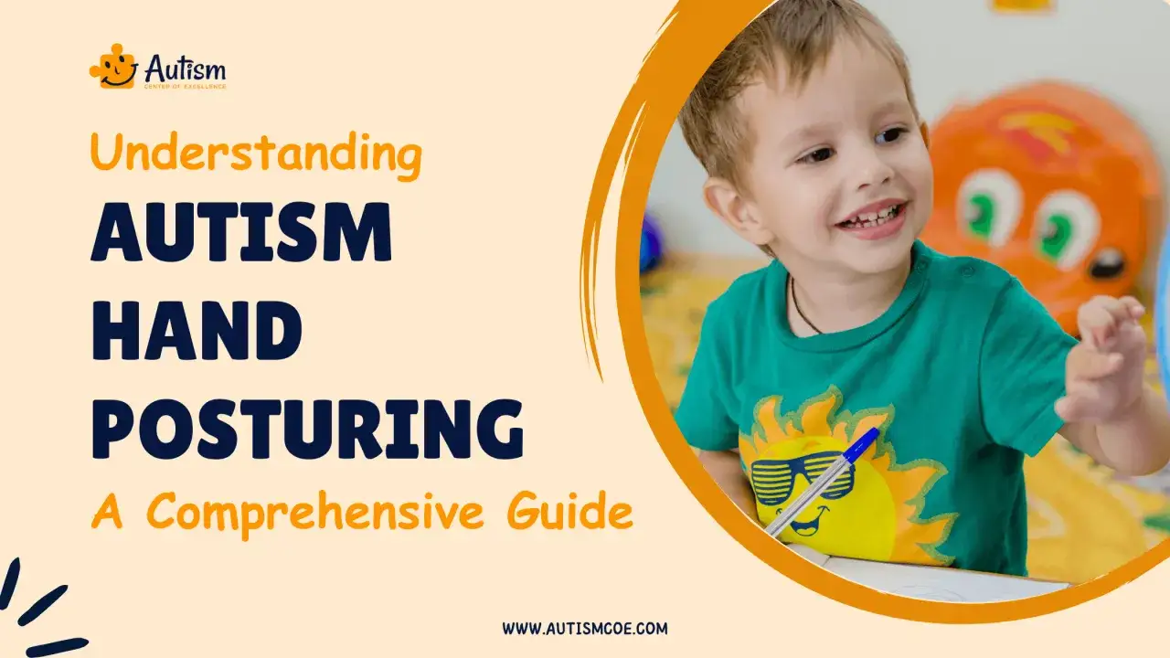 Un bambino sorride mentre gioca, con le mani che mostrano un movimento di stimming. La guida 