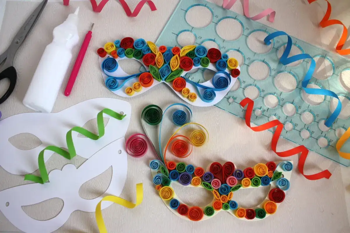 Maschere di Carnevale colorate, pronte per i lavoretti carnevale bambini. Carta, colla e forbici per creare allegria.