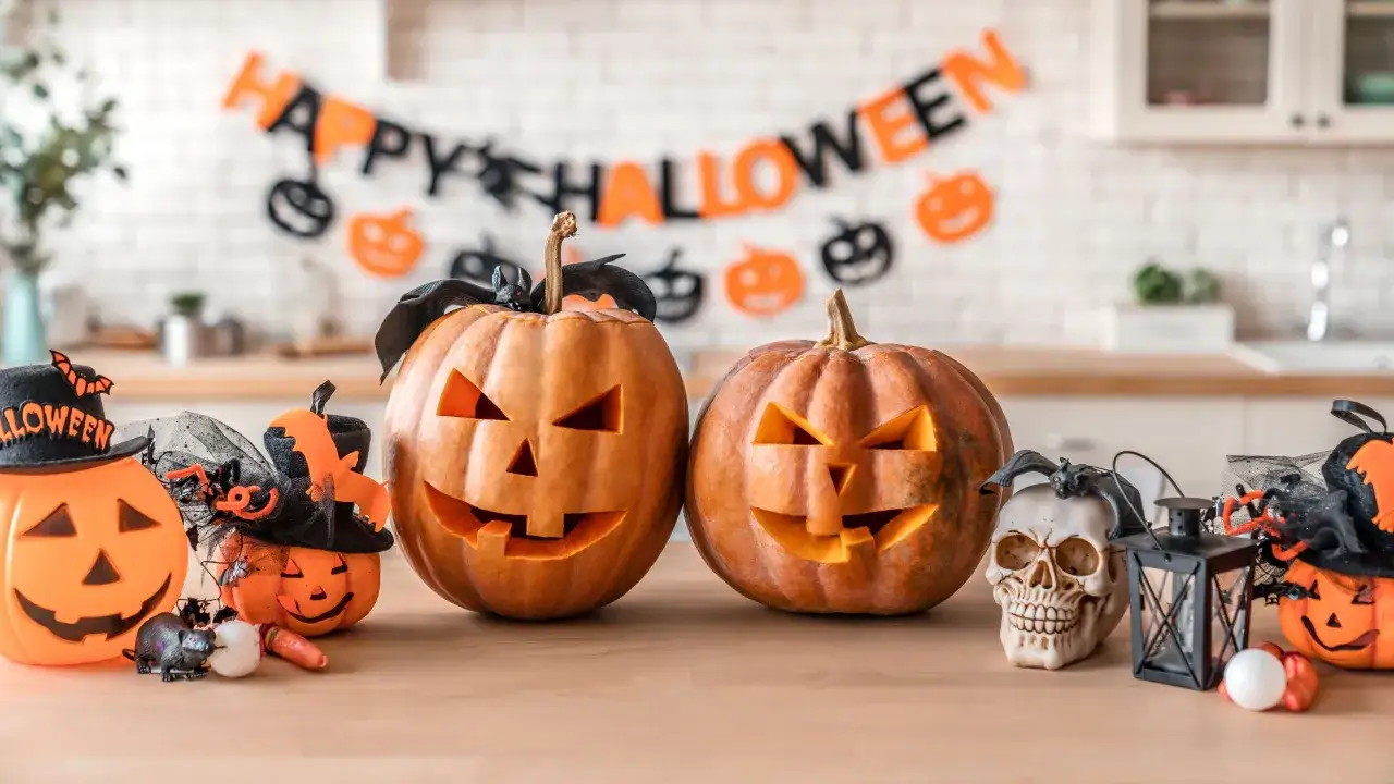 Jack-o'-lanterns sorridono, pronti per le frasi per Halloween in rima. Un teschio e lanterne completano la scena spettrale.