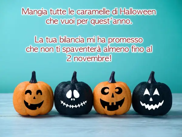 Quattro zucche di Halloween sorridenti, con divertenti frasi che invitano a godersi le caramelle senza pensieri.