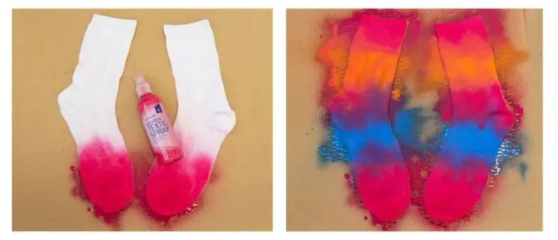 Calzini bianchi trasformati con spray colorati: un'esplosione di rosa, arancione e blu. Un modo creativo per dipingere su stoffa con tempere spray.